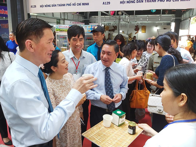 Ông Trương Vĩnh Tuyến, phó chủ tịch UBND TPHCM (bìa trái) ghé tham quan, động viên và dùng thử sản phẩm Cao An Xoa An Hòa